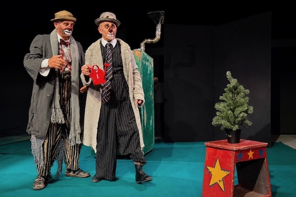 UN VILLAGGIO PER SANTA E CLOWNS